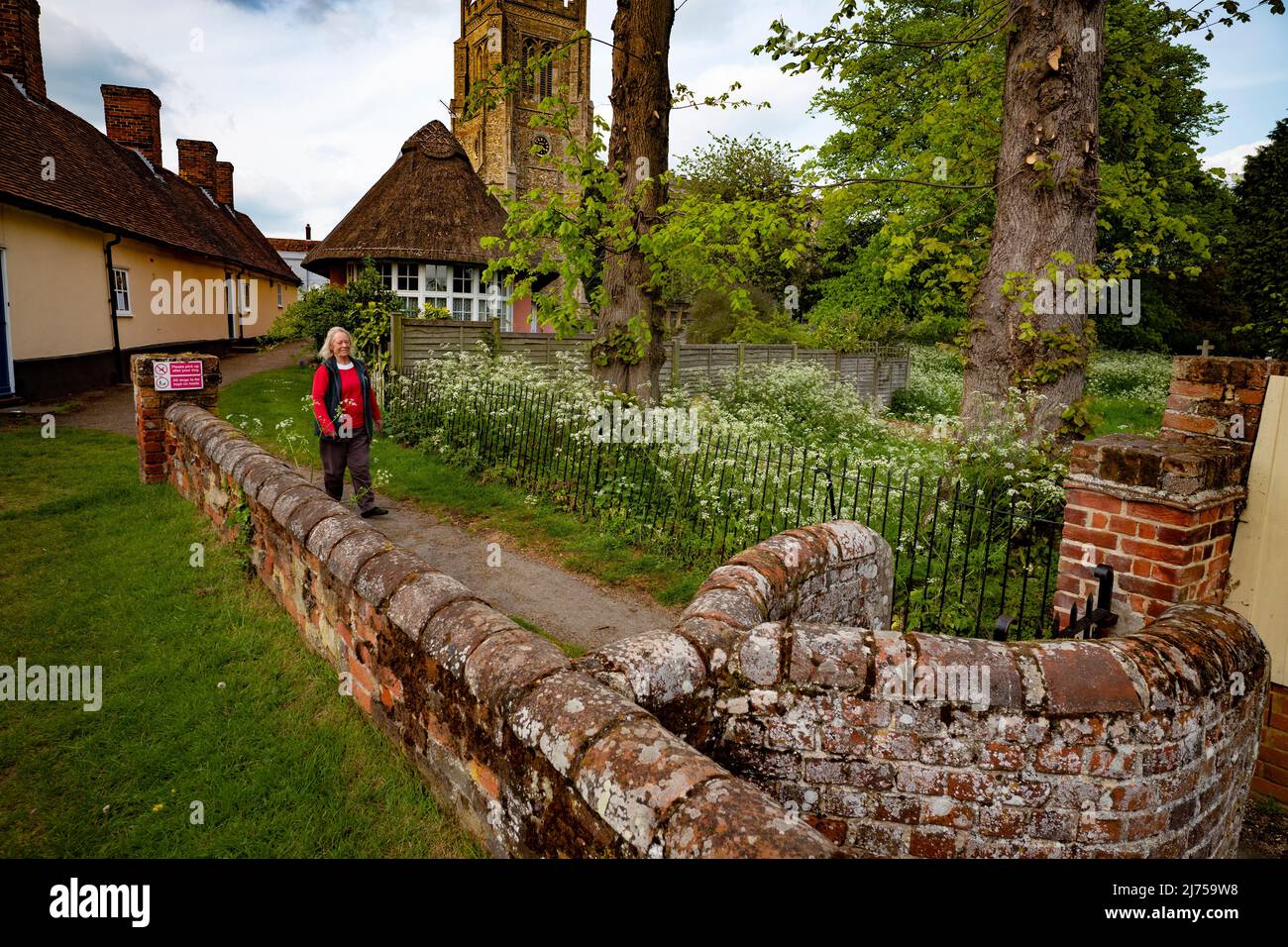 Thaxted Essex Angleterre Royaume-Uni Mai 2022 Eglise Thaxted avec alms Maisons à gauche vue de l'ancienne porte de Kissing Banque D'Images