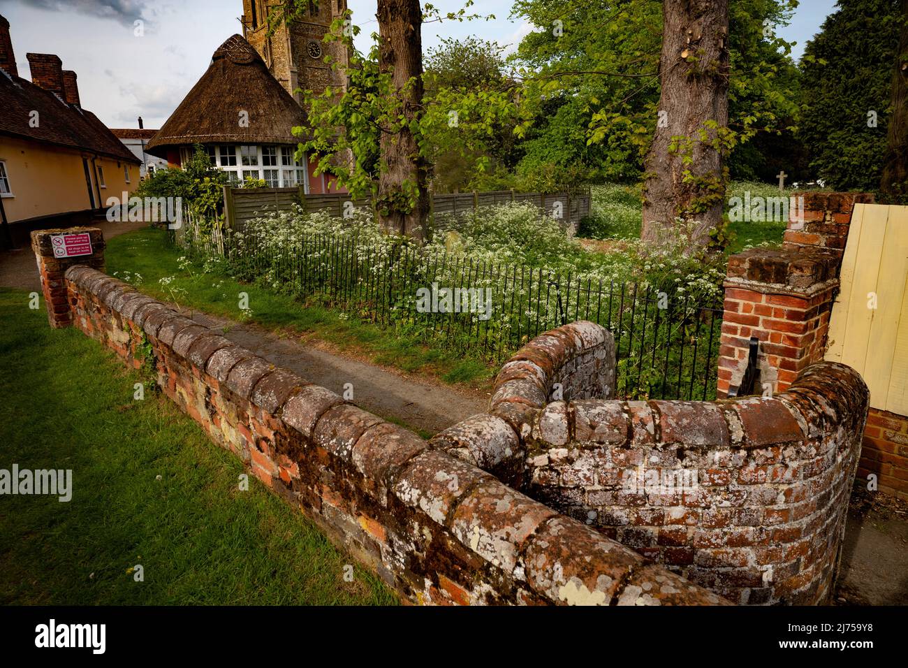 Thaxted Essex Angleterre Royaume-Uni Mai 2022 Eglise Thaxted avec alms Maisons à gauche vue de l'ancienne porte de Kissing Banque D'Images