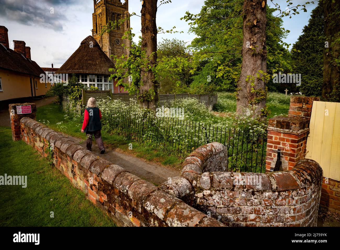 Thaxted Essex Angleterre Royaume-Uni Mai 2022 Eglise Thaxted avec alms Maisons à gauche vue de l'ancienne porte de Kissing Banque D'Images