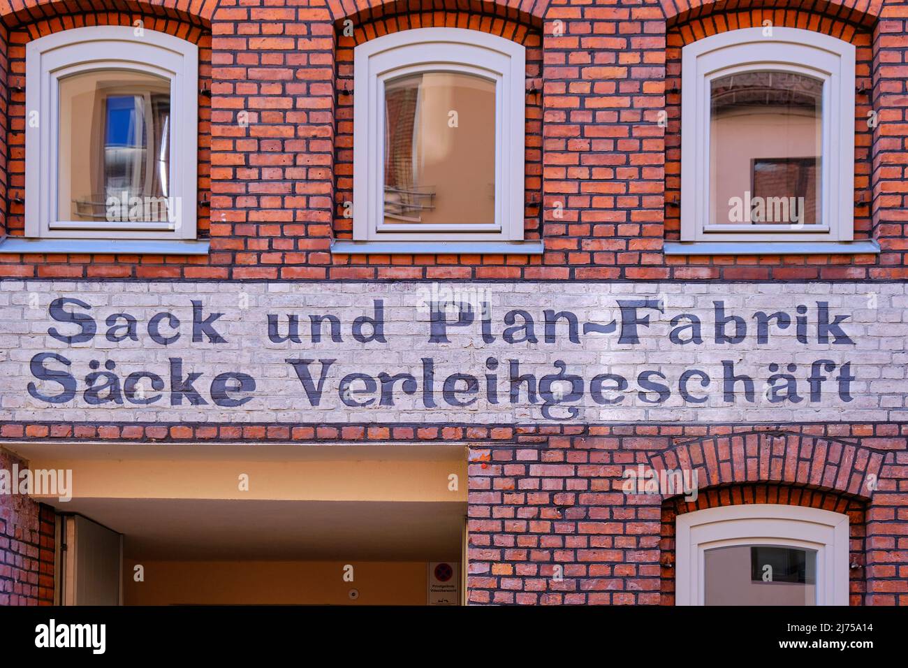 Ville hanséatique de Stralsund, Mecklembourg-Poméranie occidentale, Allemagne: Sack und Plan-Fabrik, Säckeverleihgeschäft, façade restaurée dans la vieille ville. Banque D'Images