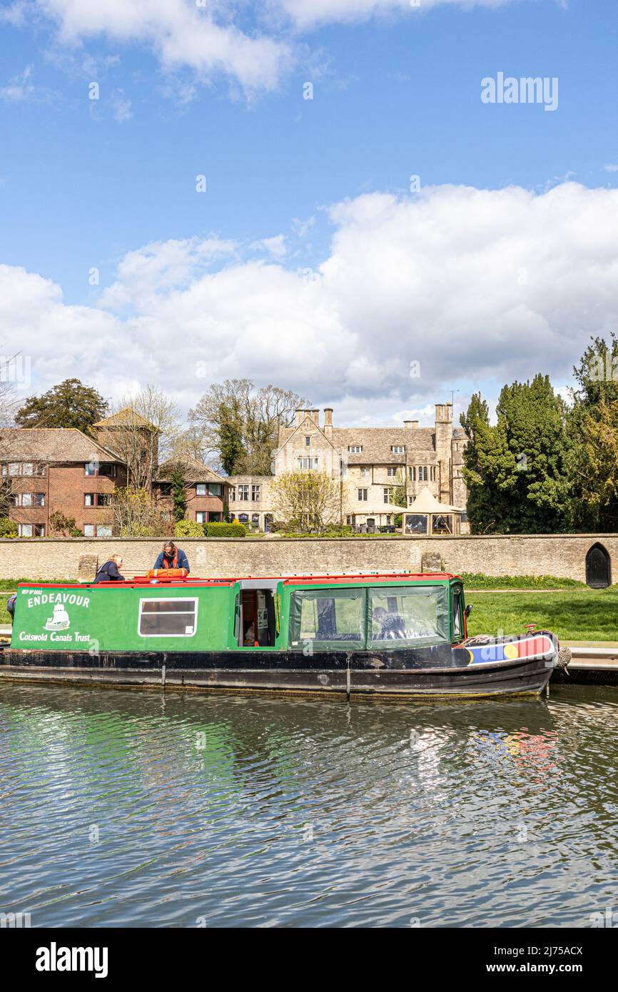 The Cotswold Canals Trust long boat Endeavour on the Restored Stroudwater Canal at Stonehouse court Hotel, Stonehouse, Gloucestershire, Angleterre, Royaume-Uni Banque D'Images