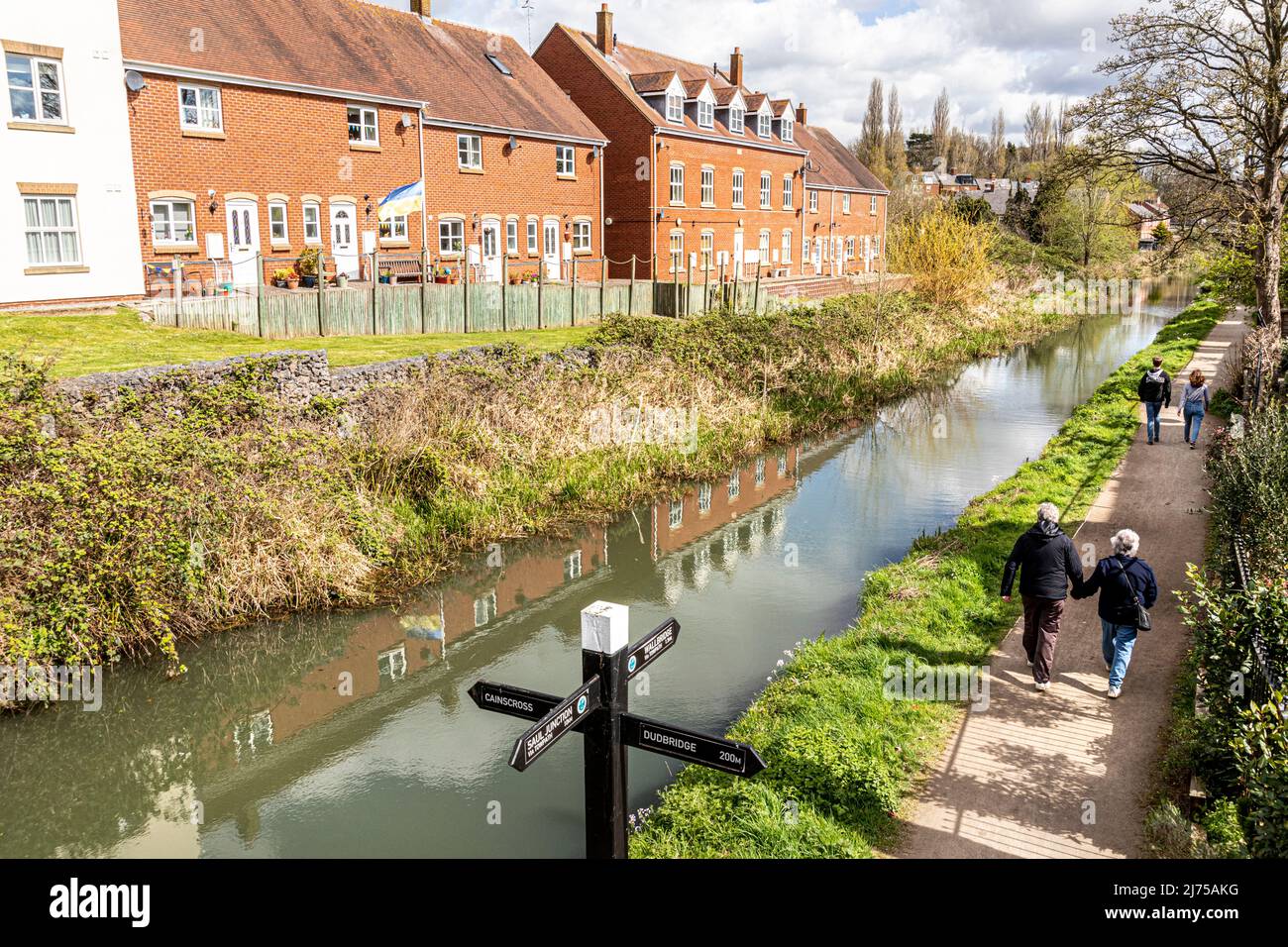 Propriétés modernes au bord de l'eau à côté du canal Stroudwater restauré à Dudbridge, Stroud, Gloucestershire, Angleterre Banque D'Images