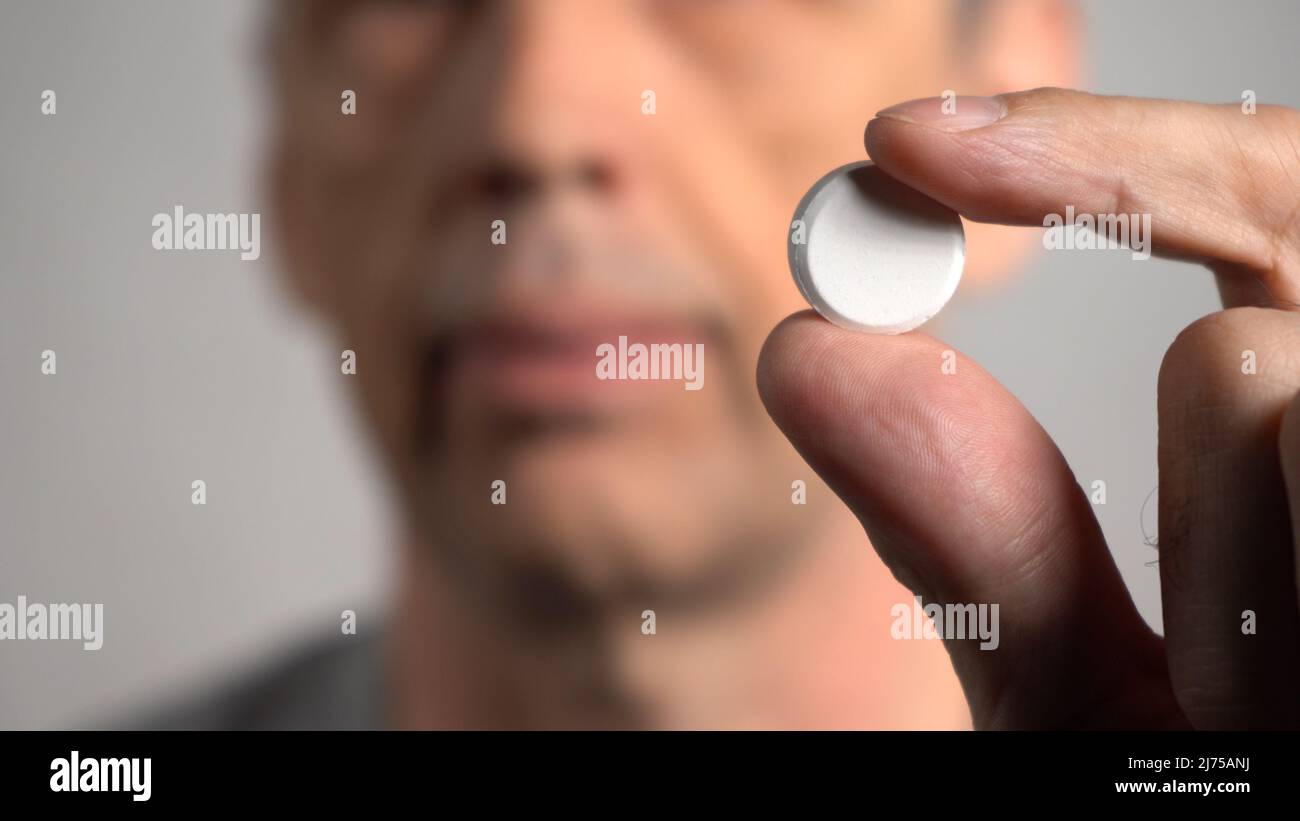 L'homme plus âgé mange la pilule Banque D'Images