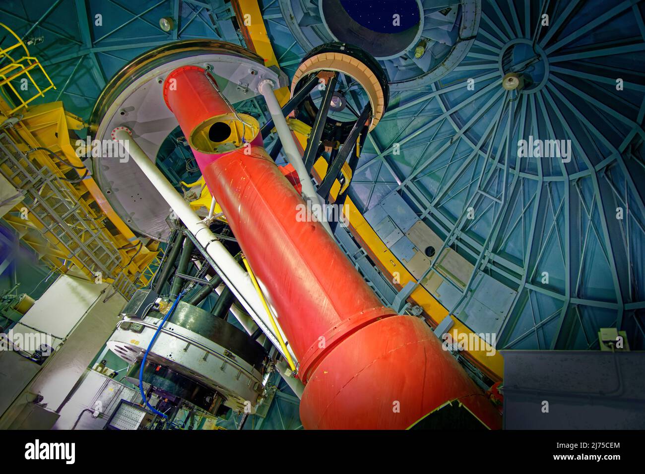 Le télescope à réflecteur de cassegrain de 2 mètres à l'Observatoire du pic du midi près de Bagnères de Bigorre, Hautes Pyrénées, France. Banque D'Images