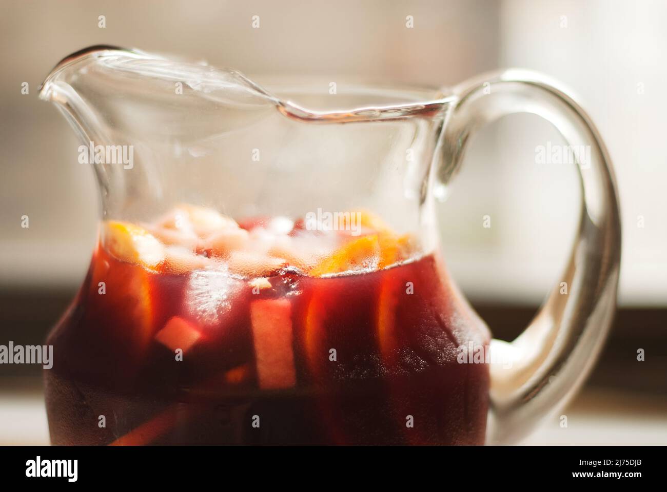 Sangria dans une verseuse en verre Banque D'Images
