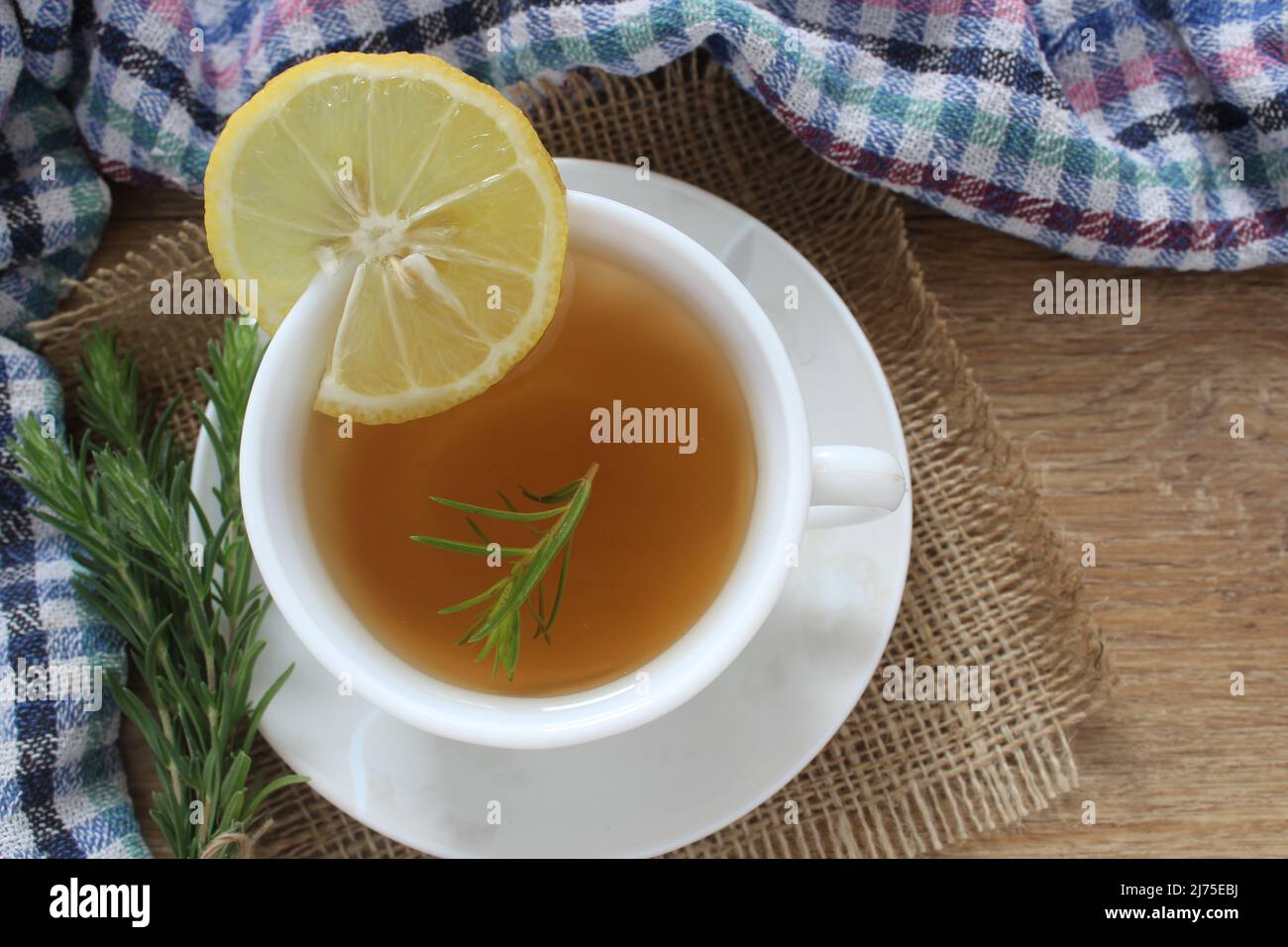 Une tasse de thé au romarin et une tranche de citron dans la cuisine, vue de dessus, tisane pour l'idée de concept d'hiver. Banque D'Images
