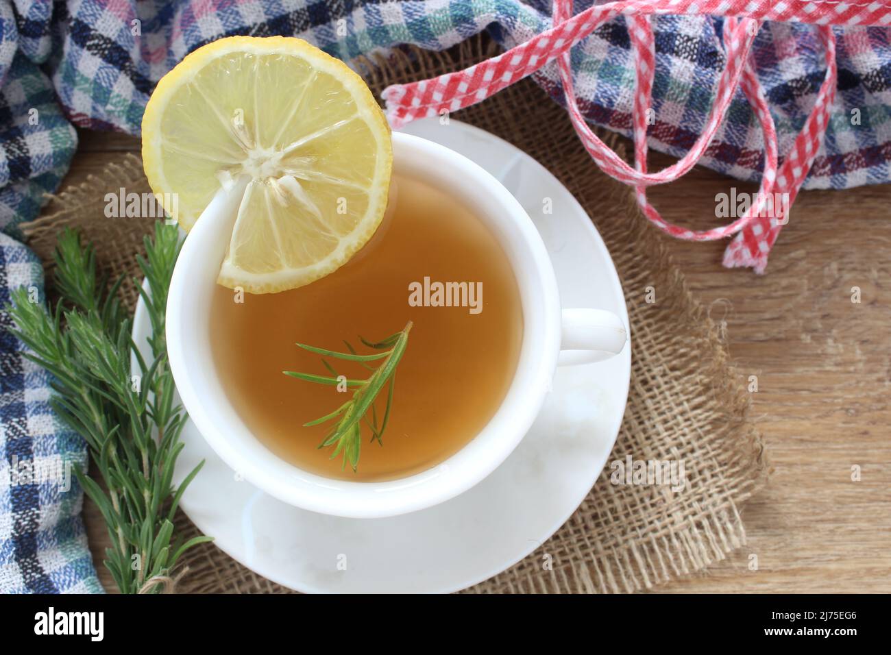 Une tasse de thé au romarin et une tranche de citron dans la cuisine, vue de dessus, tisane pour l'idée de concept d'hiver. Banque D'Images
