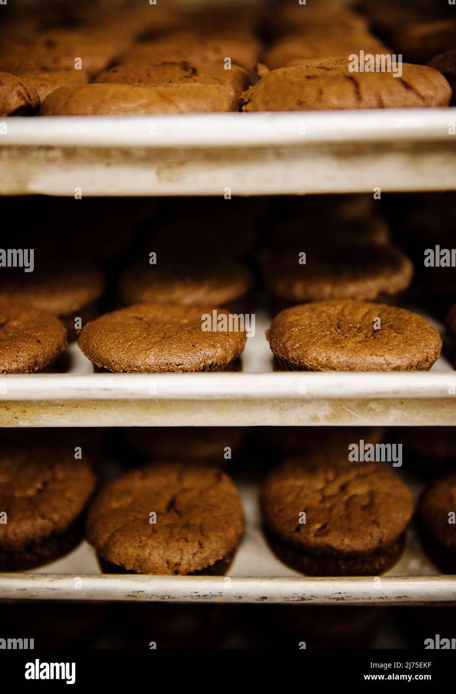 pâtisseries au chocolat sur des étagères dans une boulangerie Banque D'Images