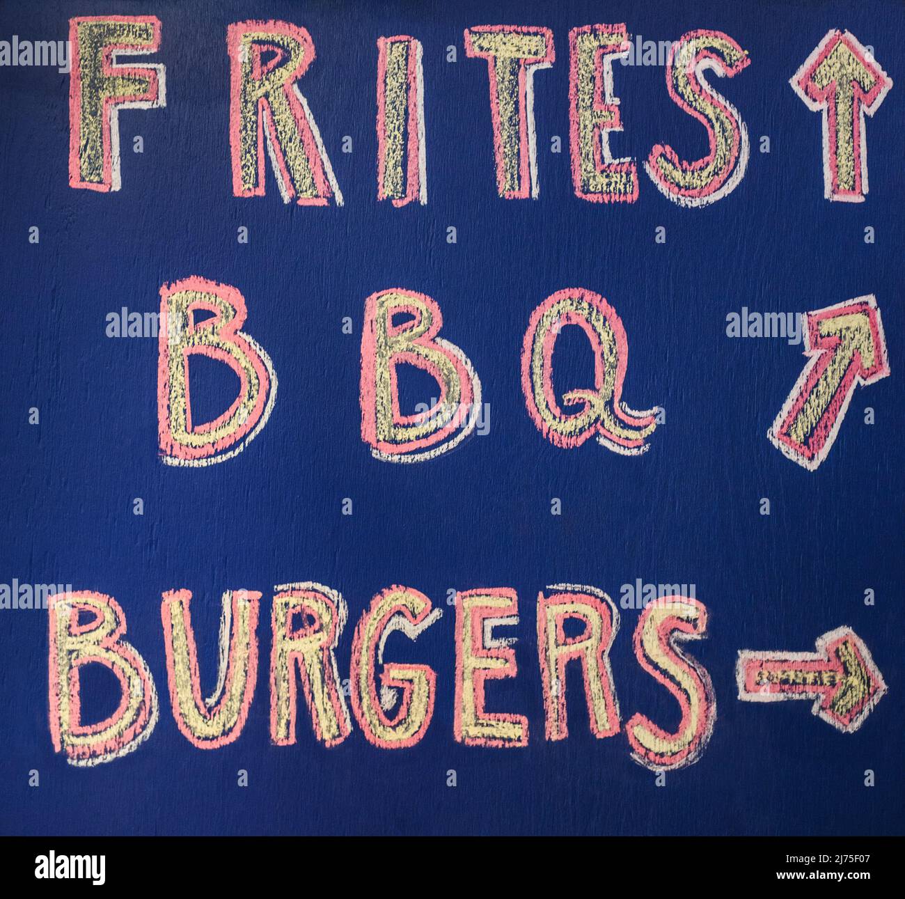 Affiche écrite à la main annonçant les frites, le barbecue et les hamburgers Banque D'Images