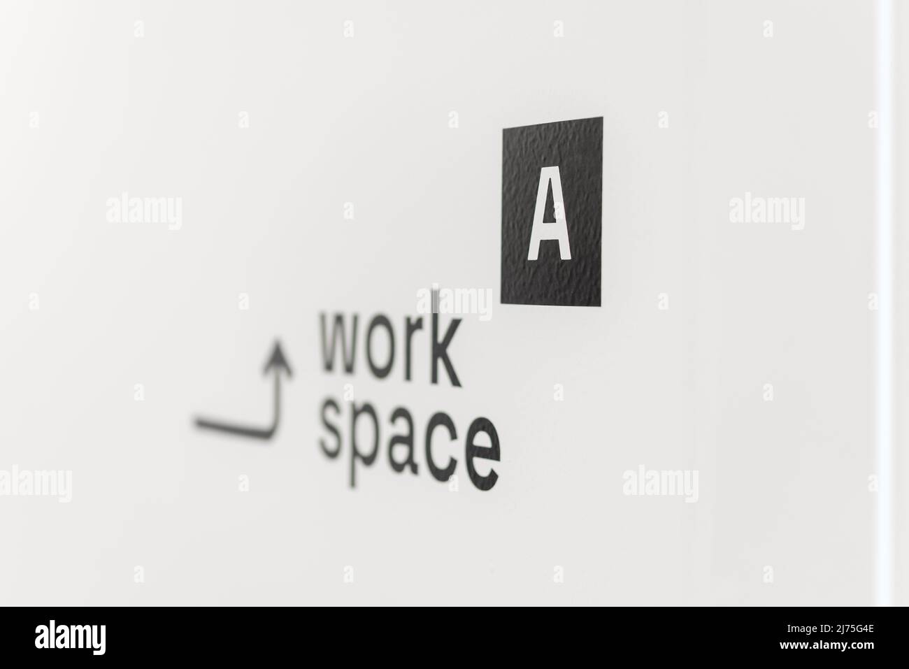 L'inscription sur la porte blanche 'Workspace'. Un lieu de travail pour les collègues, la collaboration et la pigiste. Banque D'Images