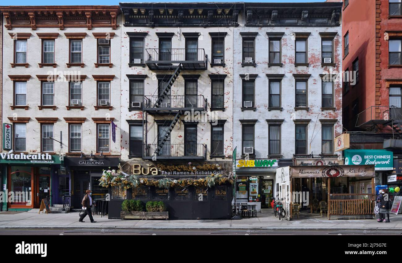Manhattan Upper East Side, second Avenue, anciens immeubles à appartements et restaurants ethniques Banque D'Images