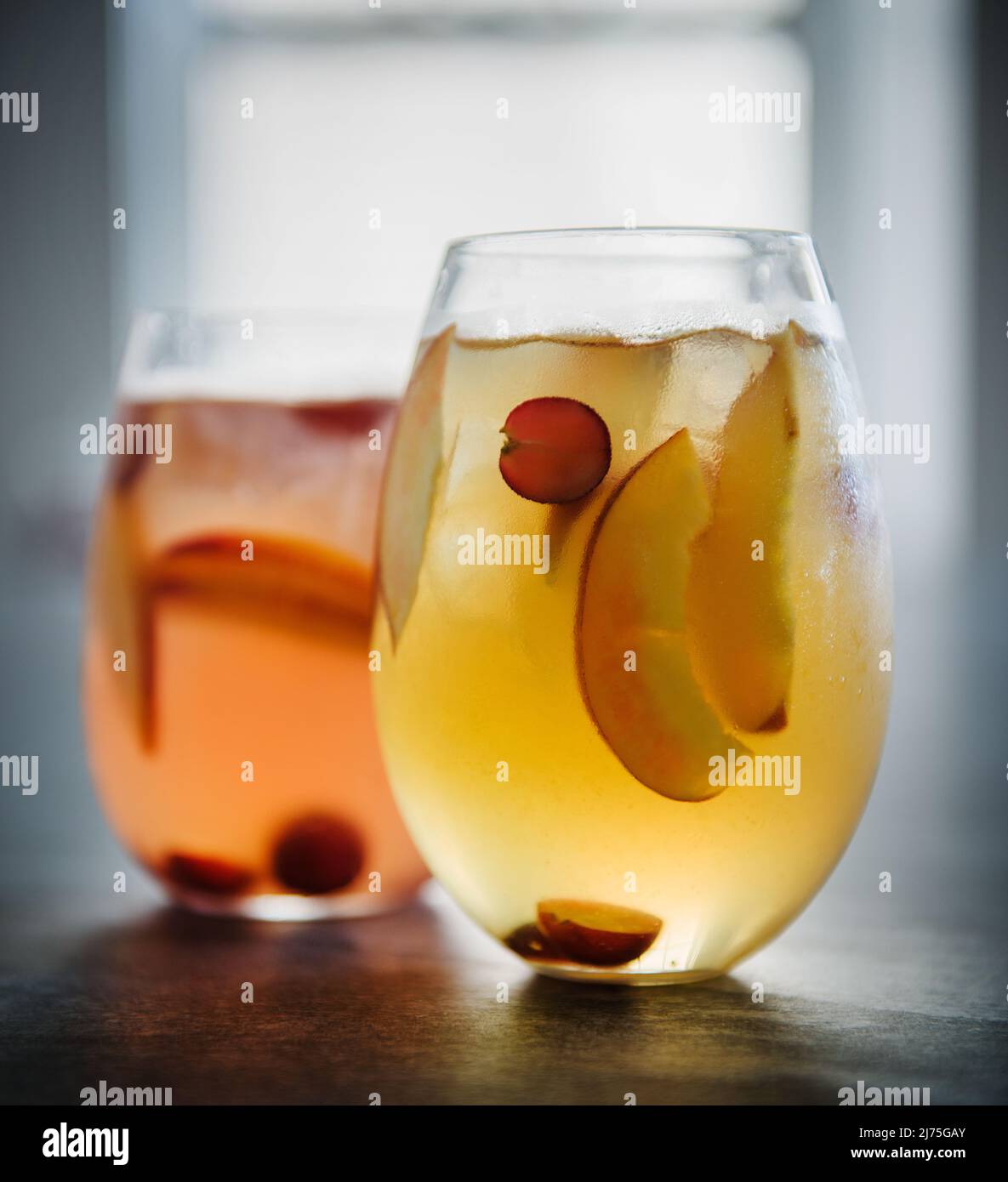 Deux verres de sangria rouge et blanc avec fruits Banque D'Images