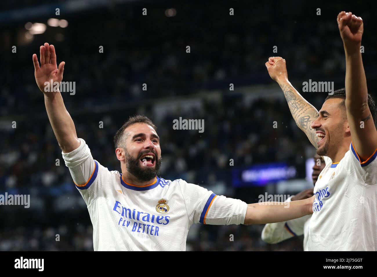 Madrid, Espagne, le 4th mai 2022. Daniel Carvajal et Dani Ceballos du Real Madrid célèbrent après le coup d'envoi final du match de la Ligue des champions de l'UEFA au Bernabeu, à Madrid. Le crédit photo devrait se lire: Jonathan Moscrop / Sportimage Banque D'Images