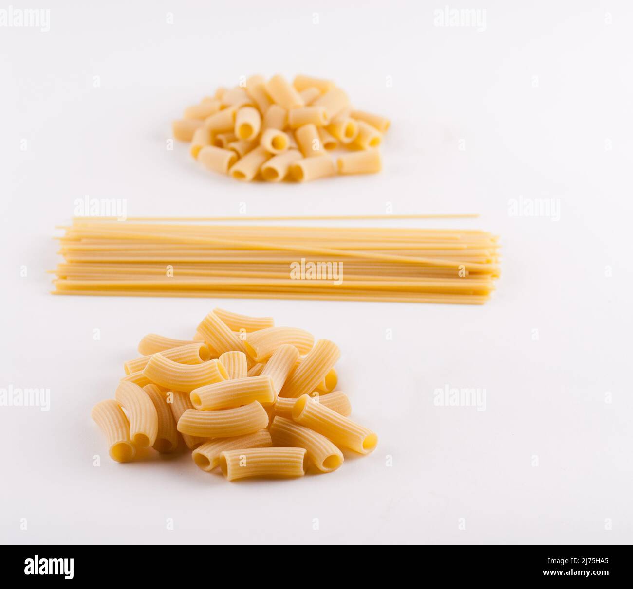 Assortiment de pâtes sur blanc Banque D'Images