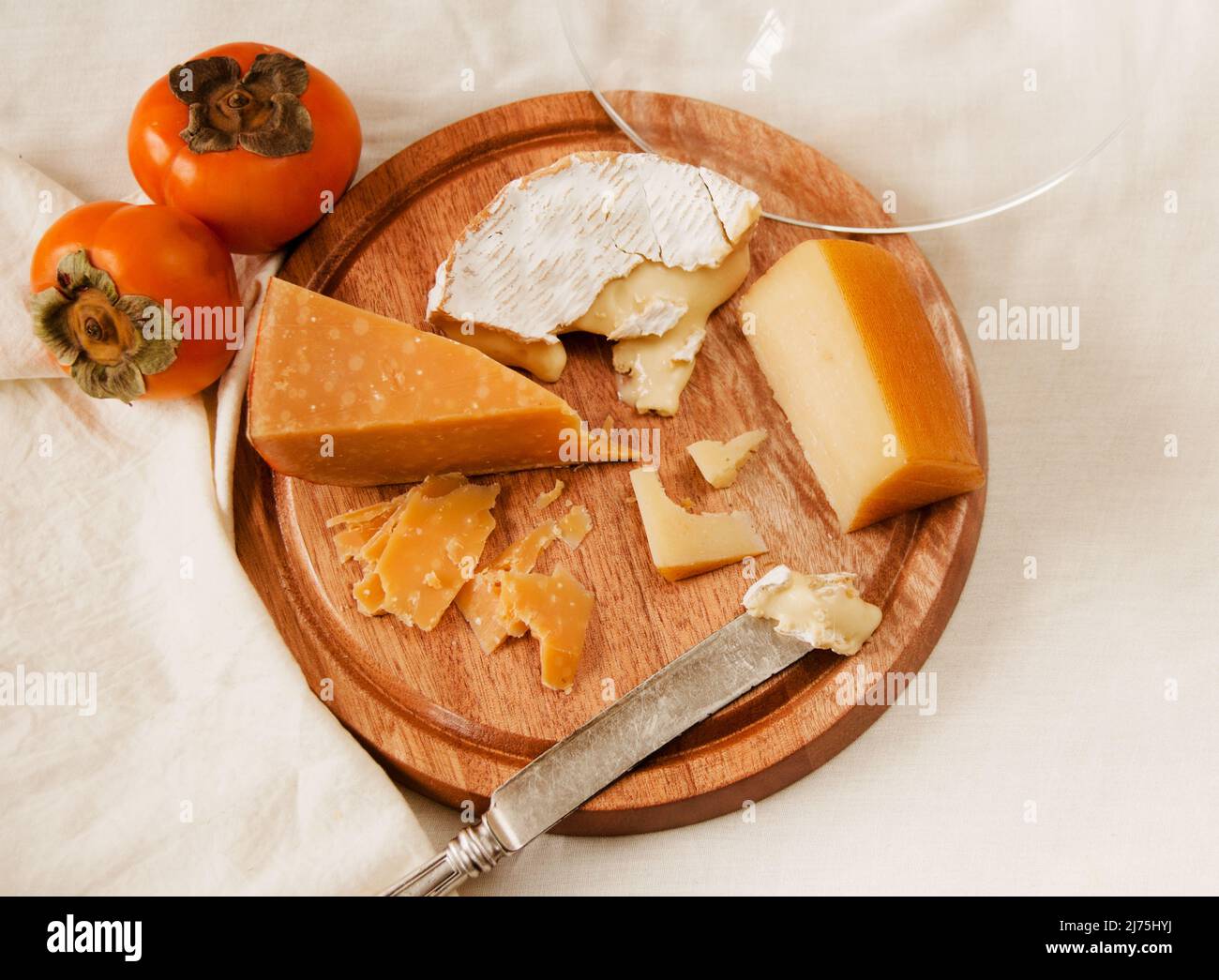 Plateau de fromages gastronomiques avec des persimmons Banque D'Images