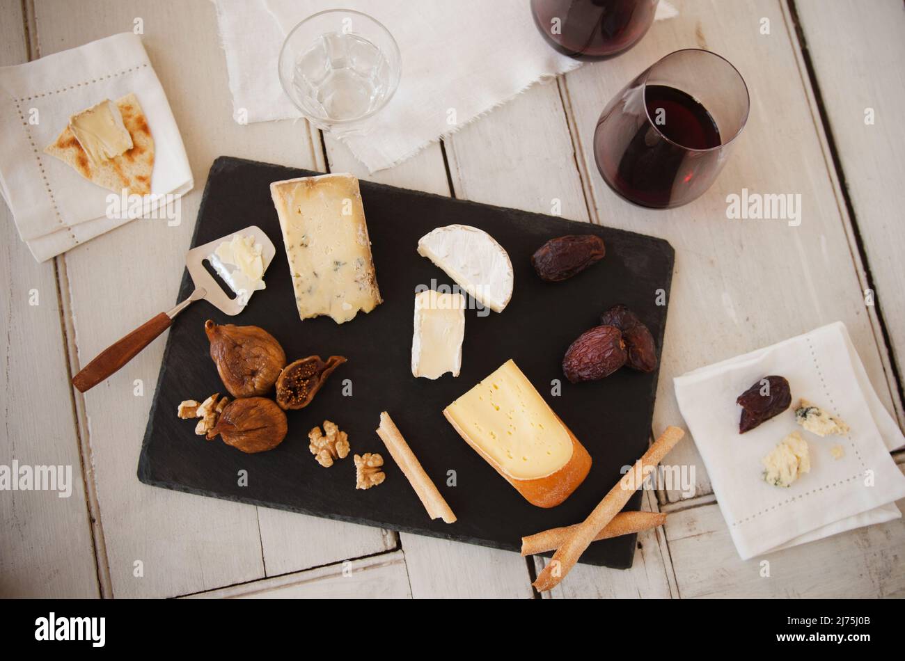 Assortiment de fromages gastronomiques avec figues, noix, dattes et vin Banque D'Images
