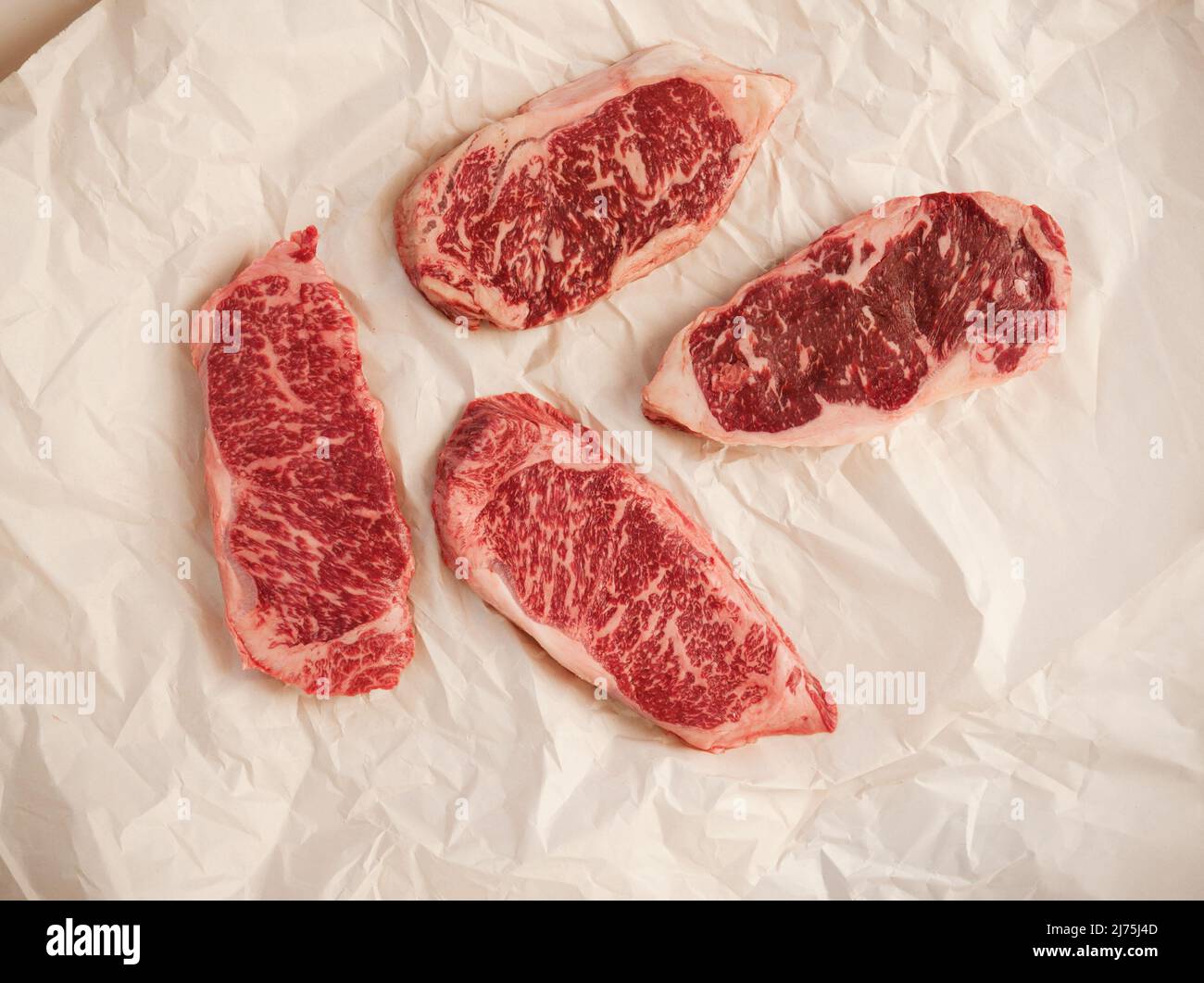 Steaks de Wagyu crus sur du papier de boucher Banque D'Images