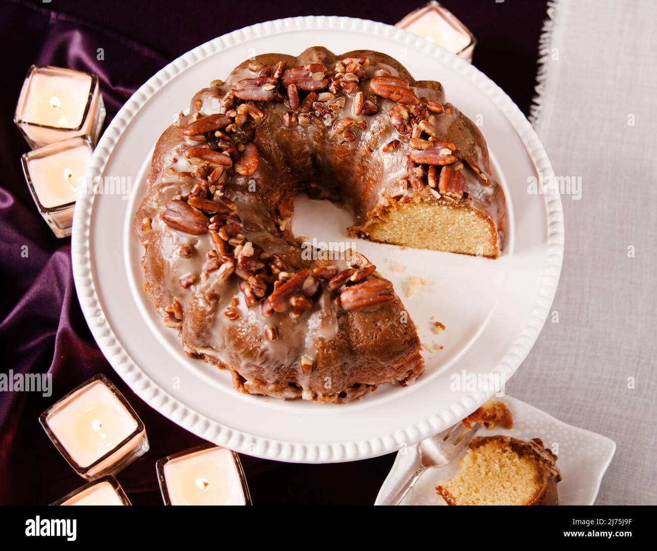 Gâteau au rhum beurré avec pacanes Banque D'Images