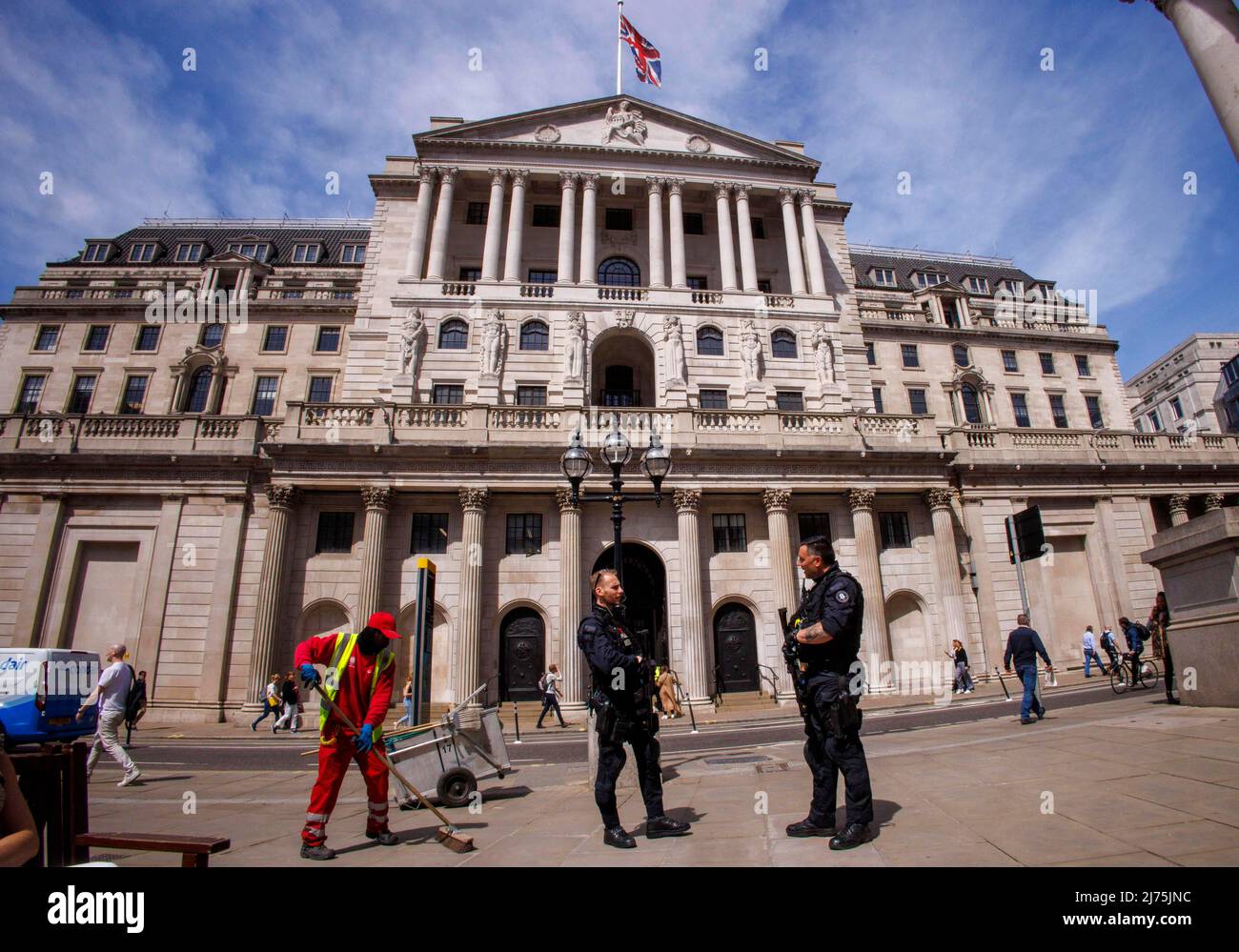 Londres, Royaume-Uni 6 mai 2022 la Banque d'Angleterre a averti le Royaume-Uni de faire face à un « ralentissement économique brutal » cette année, car elle augmente les taux d'intérêt pour essayer de freiner le rythme de la hausse des prix. Les taux ont augmenté le jeudi 5th mai, passant de 0,75 % à 1 %, leur plus haut niveau depuis 2009 et la quatrième augmentation consécutive depuis décembre. L'inflation - le taux auquel les prix augmentent - est à un niveau élevé de 30 ans et va atteindre 10% à l'automne alors que la guerre d'Ukraine fait monter les prix du carburant et de l'énergie. Banque D'Images