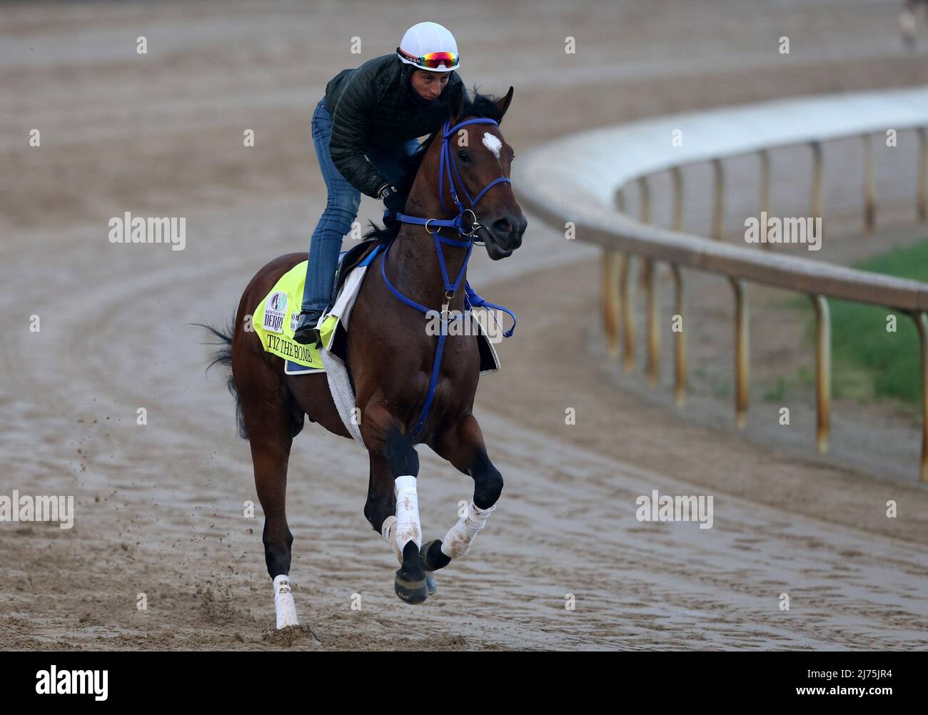 Le Kentucky Derby, qui espère Tiz la bombe, se galpe sur la piste pendant les séances d'entraînement matinales alors qu'il se prépare pour la course de the148th du Kentucky Derby à Churchill Downs le vendredi 6 mai 2022 à Louisville, Kentucky. Photo de John Sommers II/UPI Banque D'Images