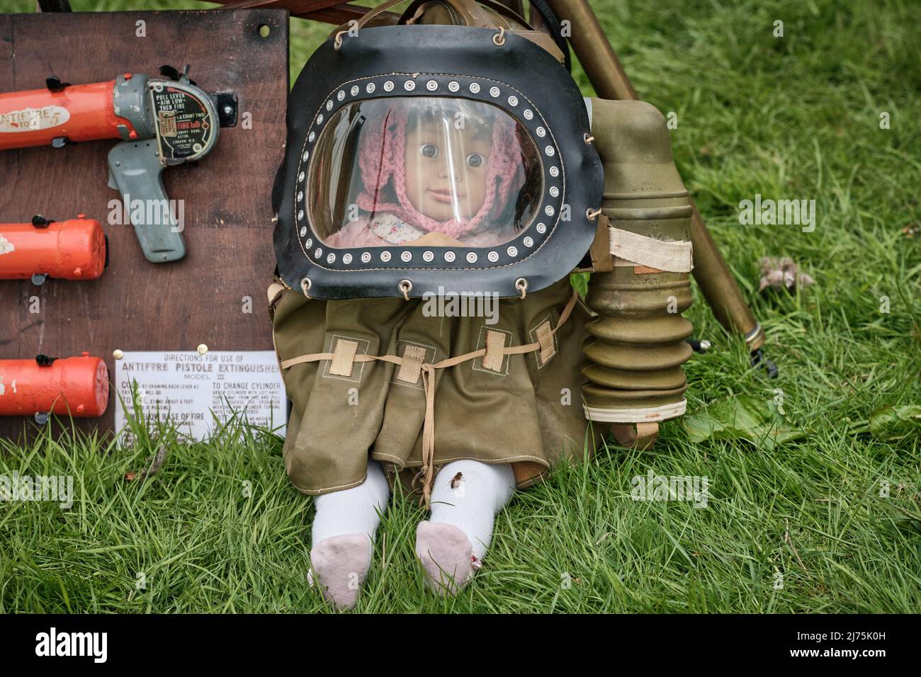 Une poupée dans le masque à gaz d'un bébé lors de l'événement No Man's Land au Bodrhyddan Hall, pays de Galles Banque D'Images