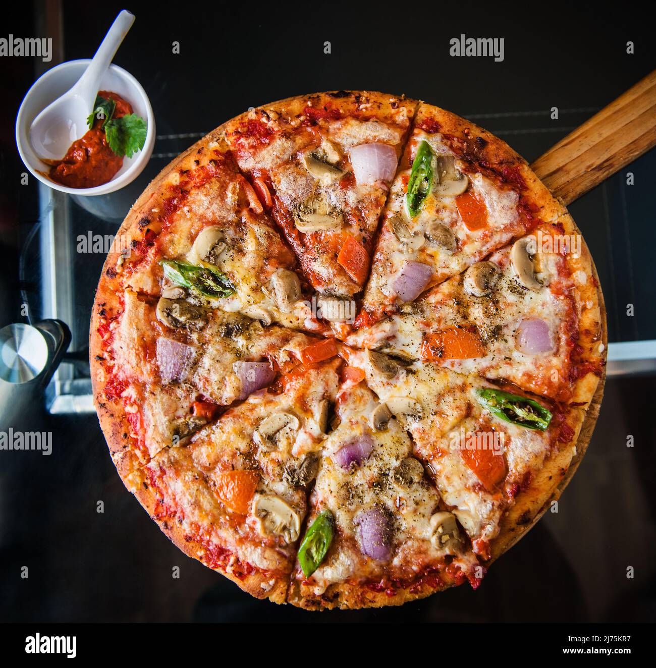 Pizza végétarienne dans un restaurant avec ezay épicé Banque D'Images