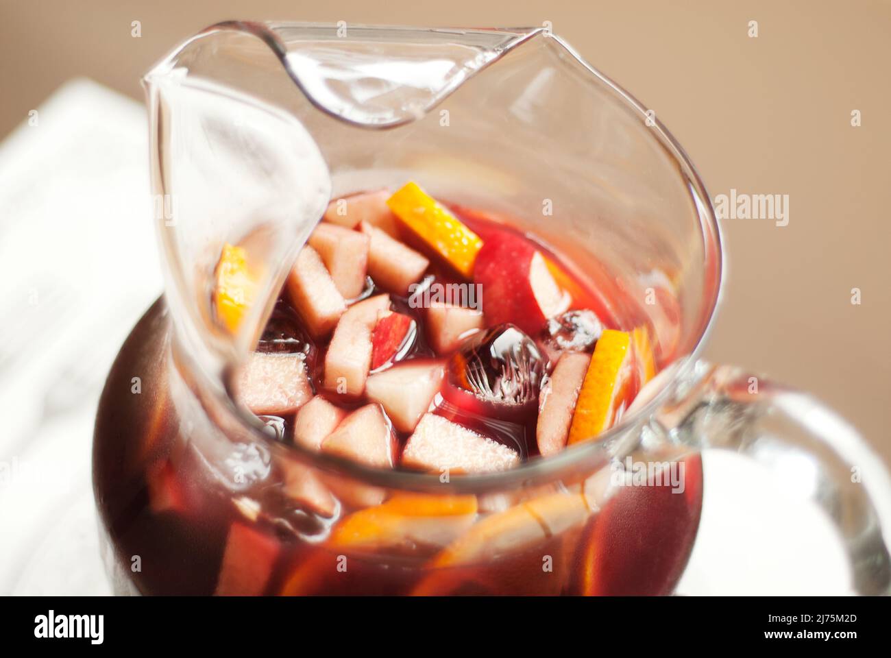 Sangria dans une verseuse en verre Banque D'Images