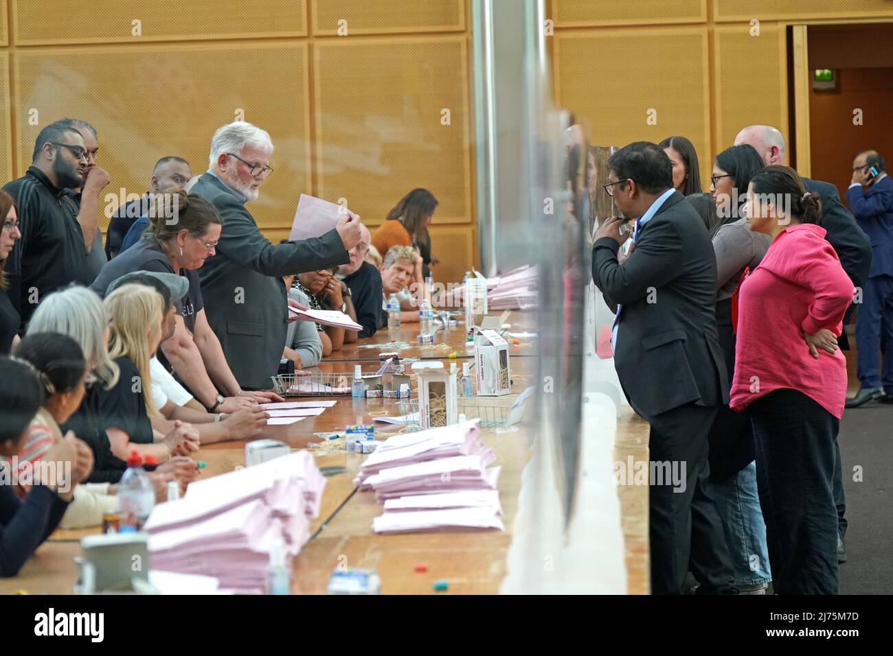 Les votes sont comptés au conseil de Tower Hamlets à Canary Wharf, Londres, lors des élections locales. Date de la photo: Vendredi 6 mai 2022. Banque D'Images