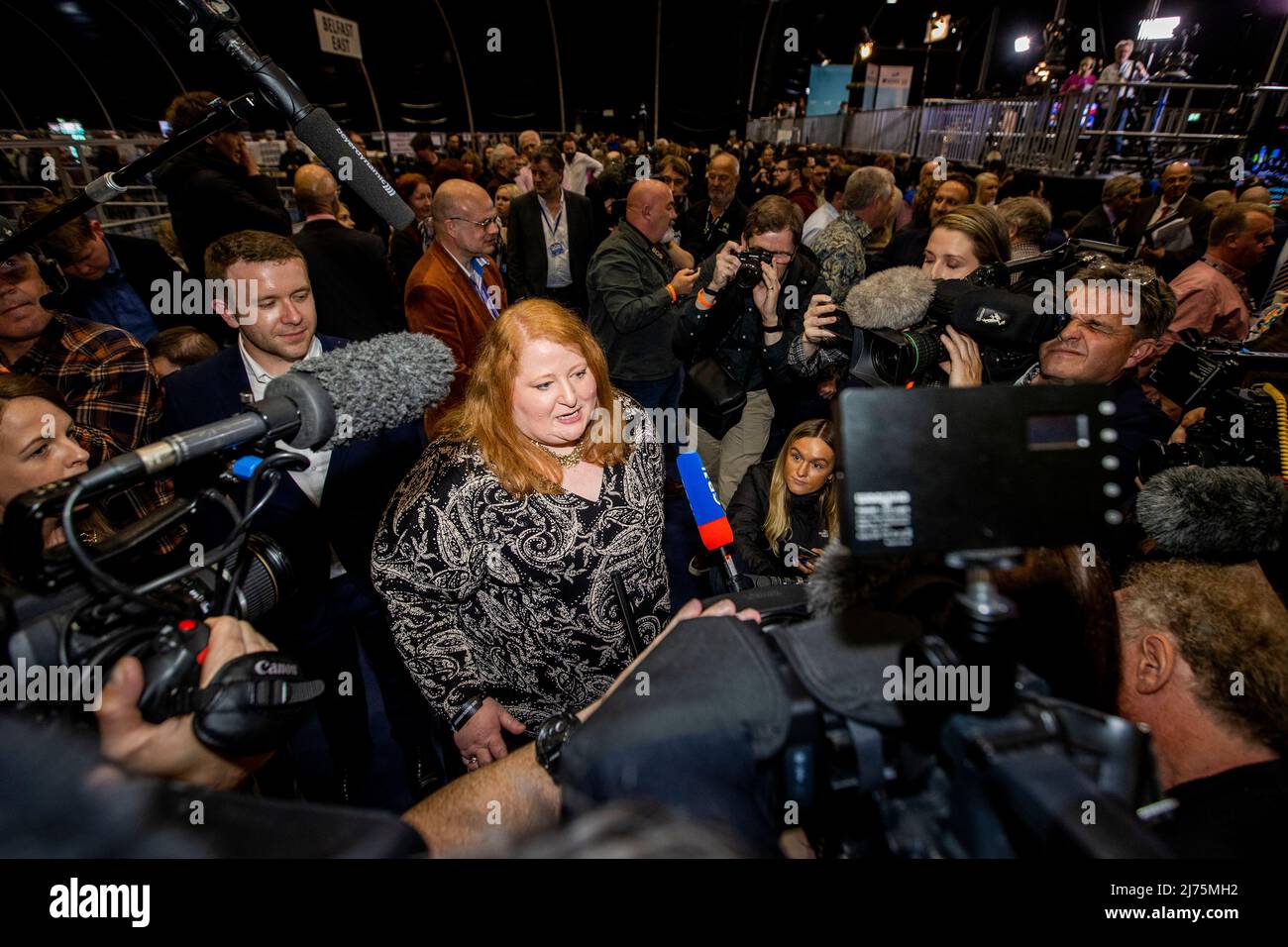 Naomi long, dirigeante du Parti de l'Alliance du ni, au Titanic Exhibition Centre de Belfast, parlant avec les médias après son retour en tant que députée de l'Assemblée de l'Irlande du Nord. Banque D'Images