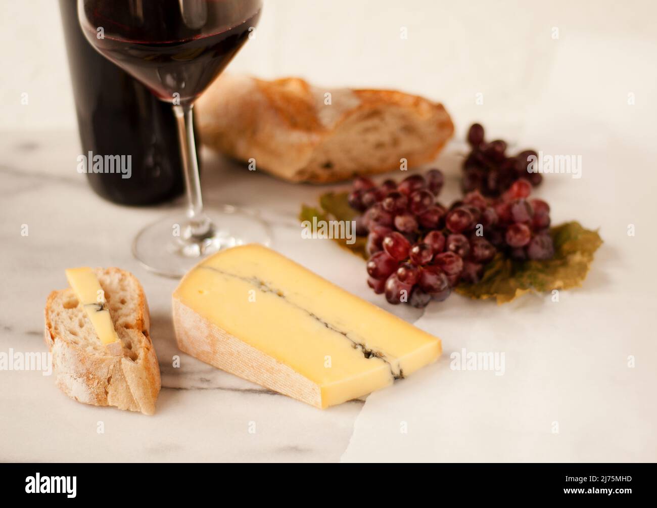 Fromage bleu avec pain, raisins et vin rouge Banque D'Images