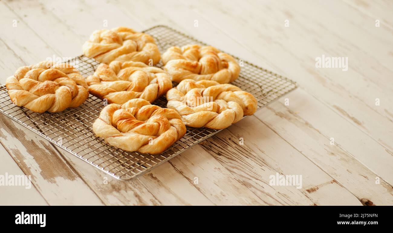 Danishes Cooling on a Wire Cooling rack Banque D'Images