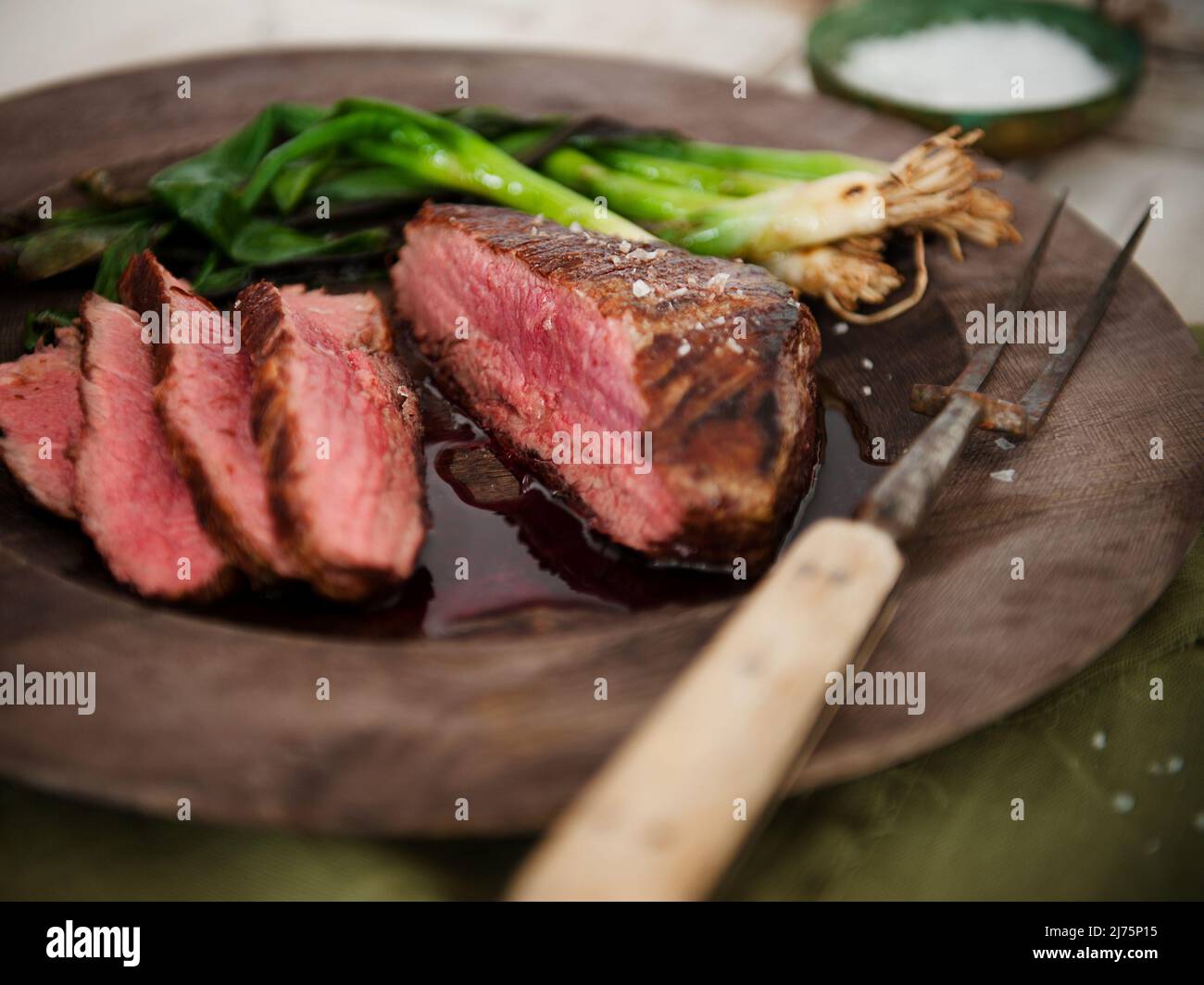 Steak Wagyu en tranches avec oignon vert ; fourchette à sculpter Banque D'Images