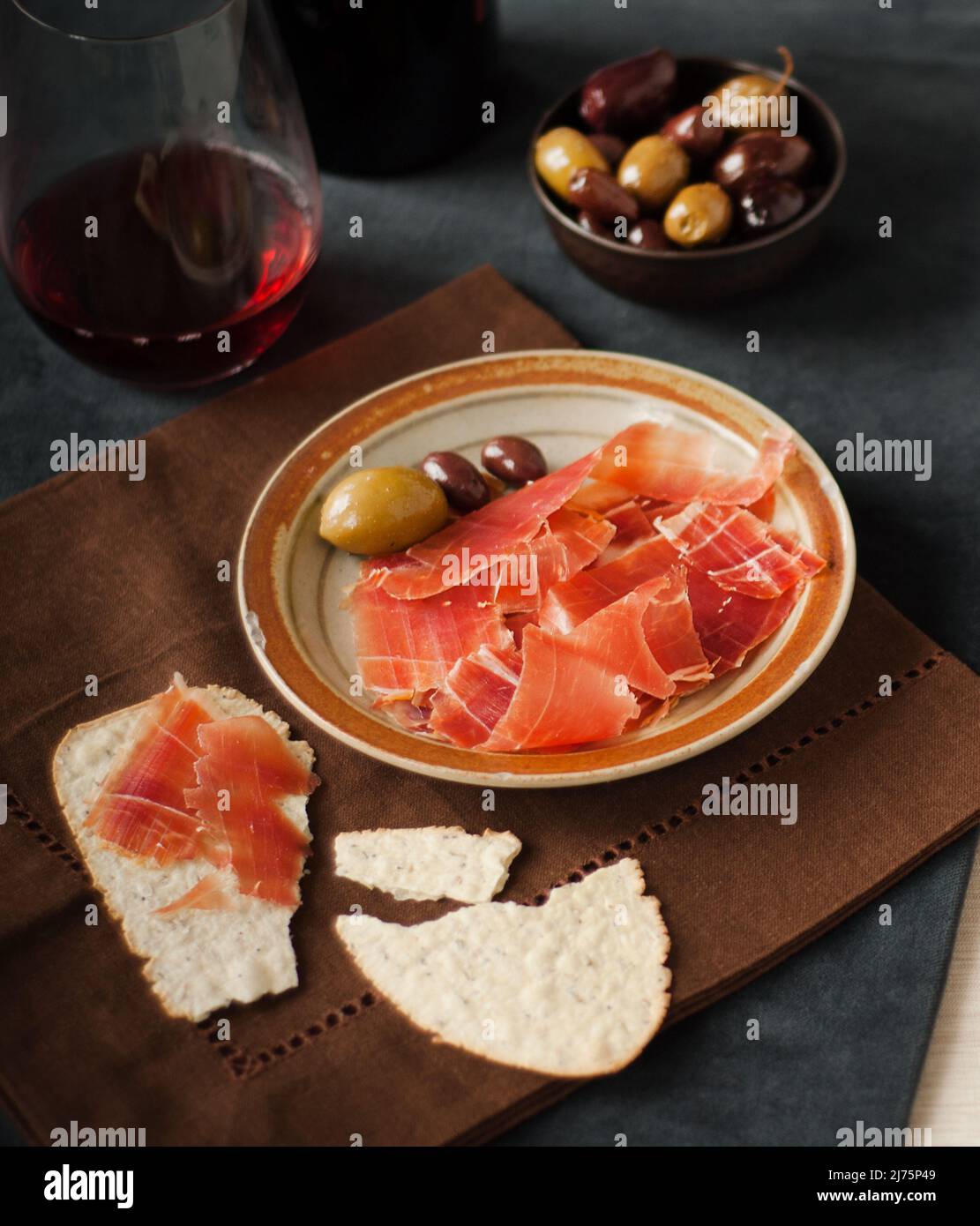 Jamon Ibérico espagnol avec des crackers, des olives et du vin rouge Banque D'Images