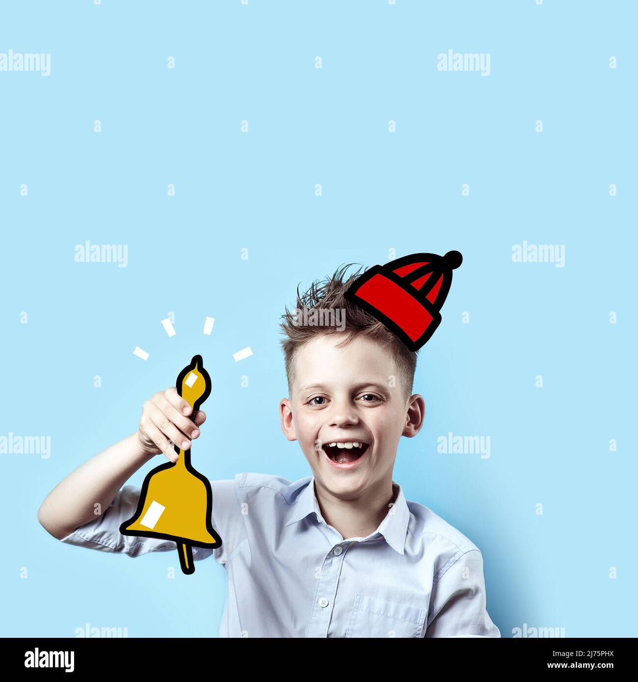 Un concept sur le thème de retour à l'école, un portrait d'un garçon en riant dans une chemise légère et chapeau qui sonne la cloche de l'école, sur un fond bleu Banque D'Images