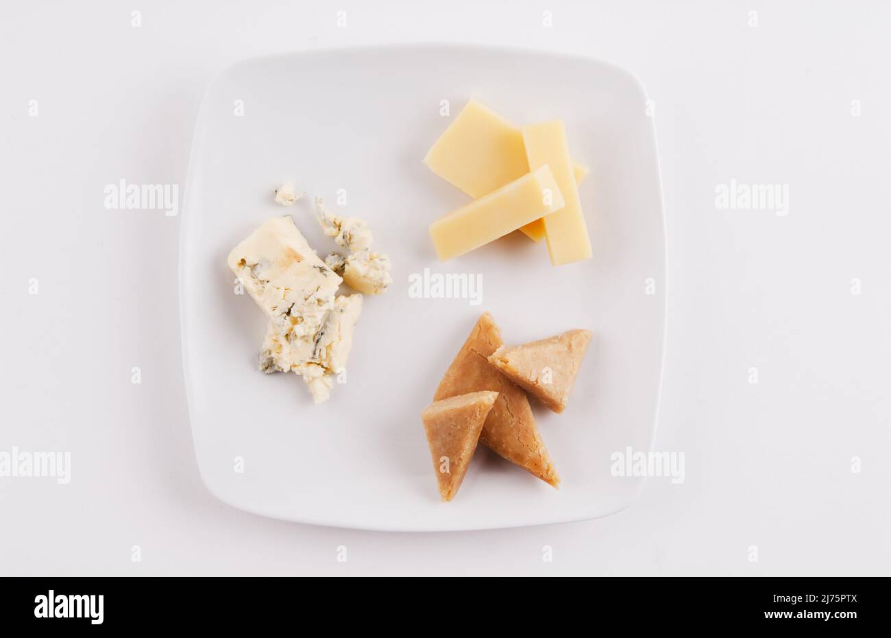 Trois fromages au lait de mouton, du fromage bleu et deux fromages à l'oignon caramélisés Banque D'Images