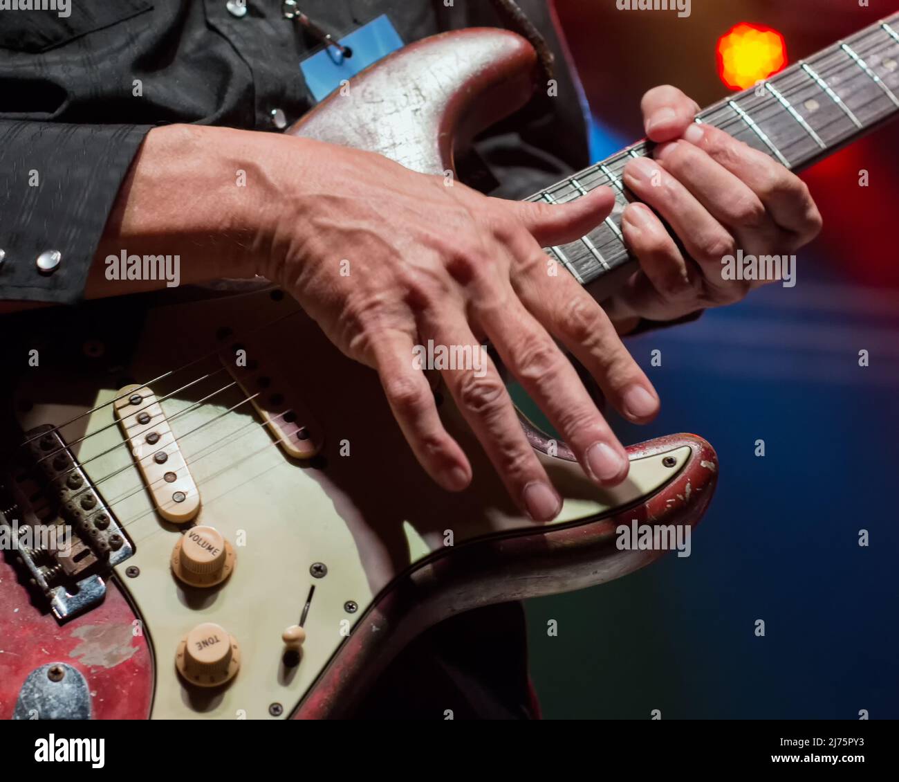 Gros plan des mains de guitare - Alan Haynes Banque D'Images