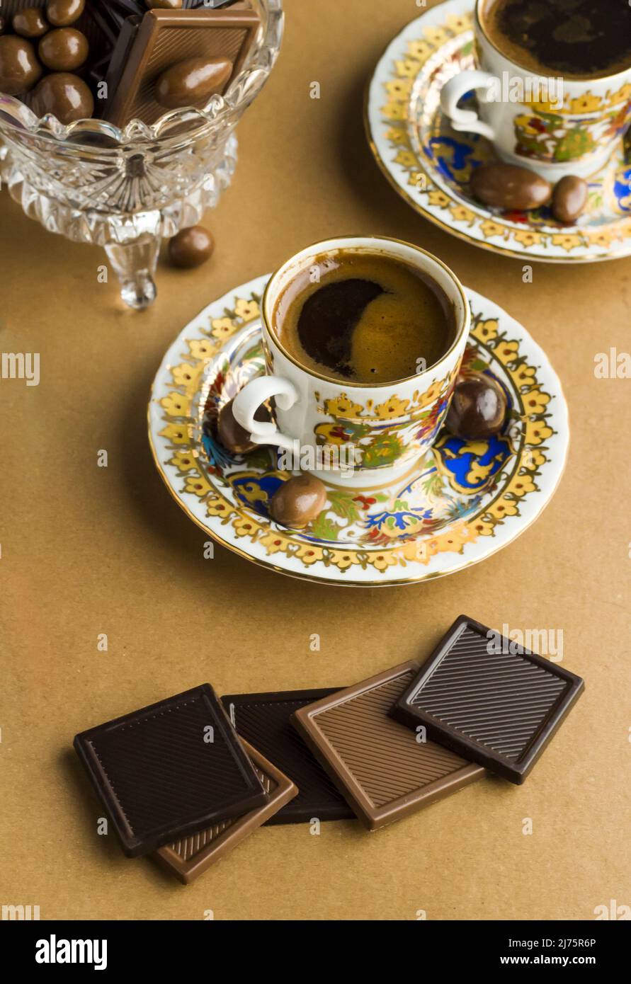 Café turc traditionnel sur papier kraft brun avec chocolats madlen. Image conceptuelle pour les célébrations. Banque D'Images