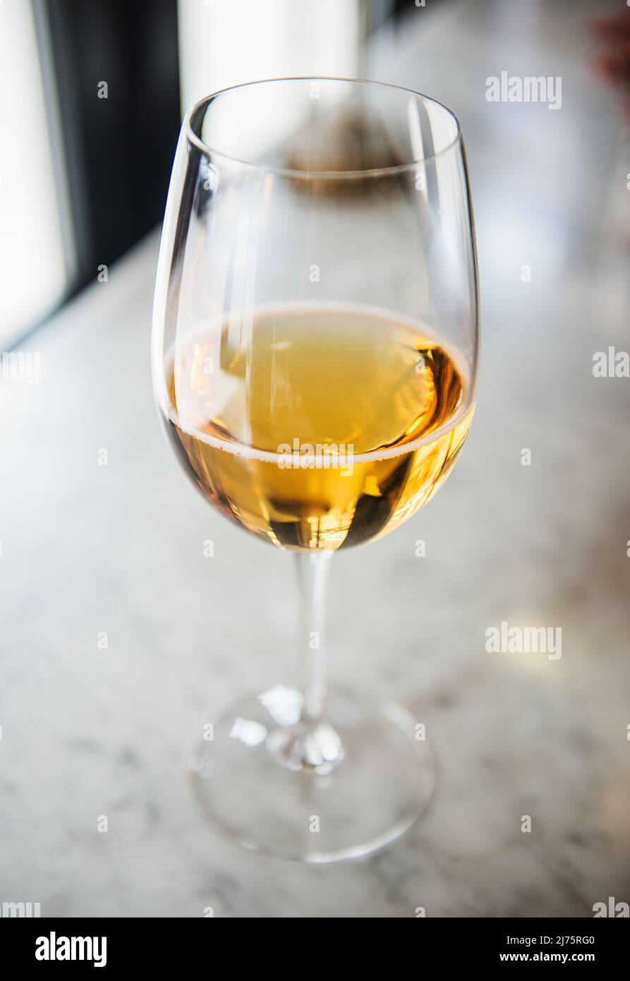 Un verre de cidre de pomme dans un bar Banque D'Images