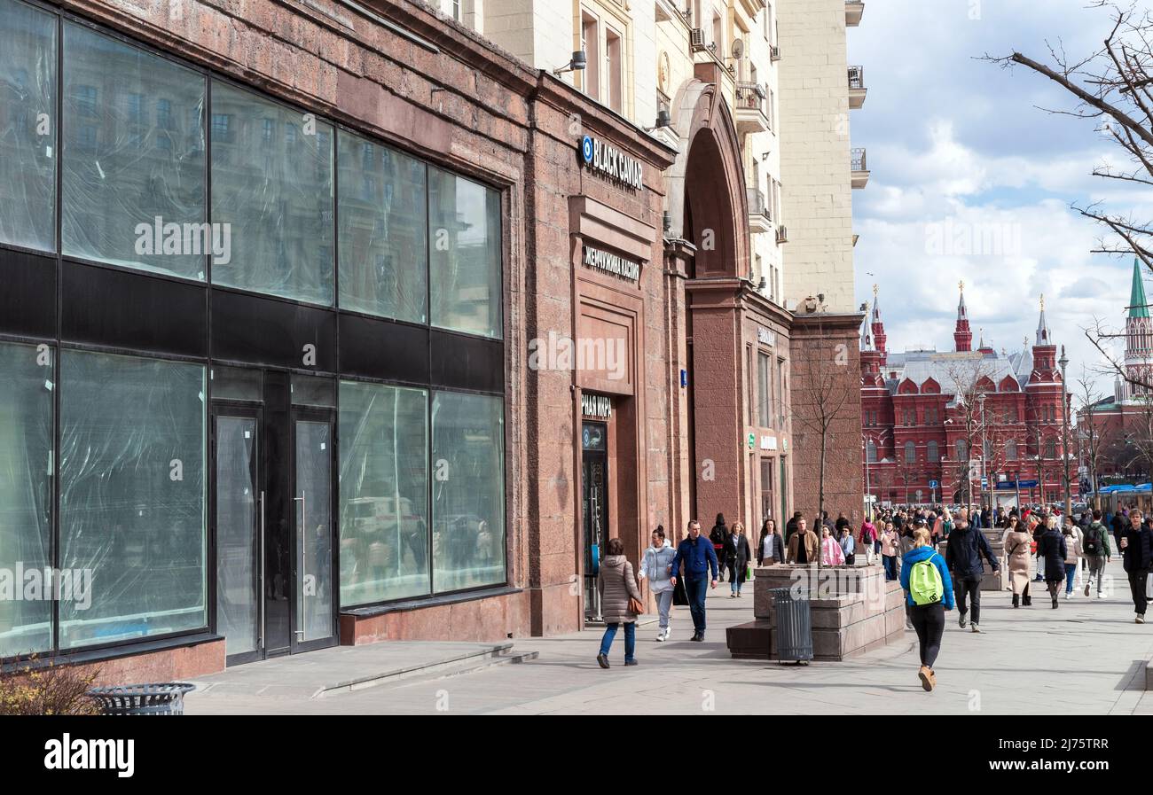 MOSCOU, RUSSIE - 1 MAI 2022 : fermeture d'un magasin dans le centre de Moscou, rue Tverskaya, en raison de sanctions et d'un ralentissement des ventes en Russie. Banque D'Images