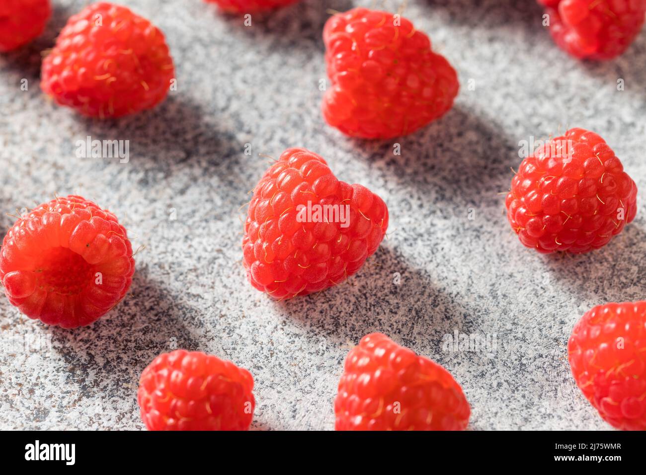 Matières organiques rouge framboises dans un bol Banque D'Images