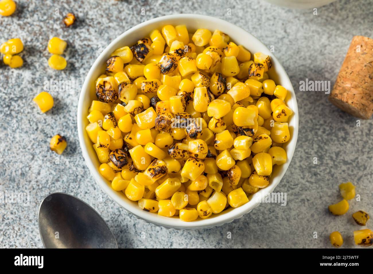 Kernals de maïs doux rôtis faits maison dans un bol Banque D'Images