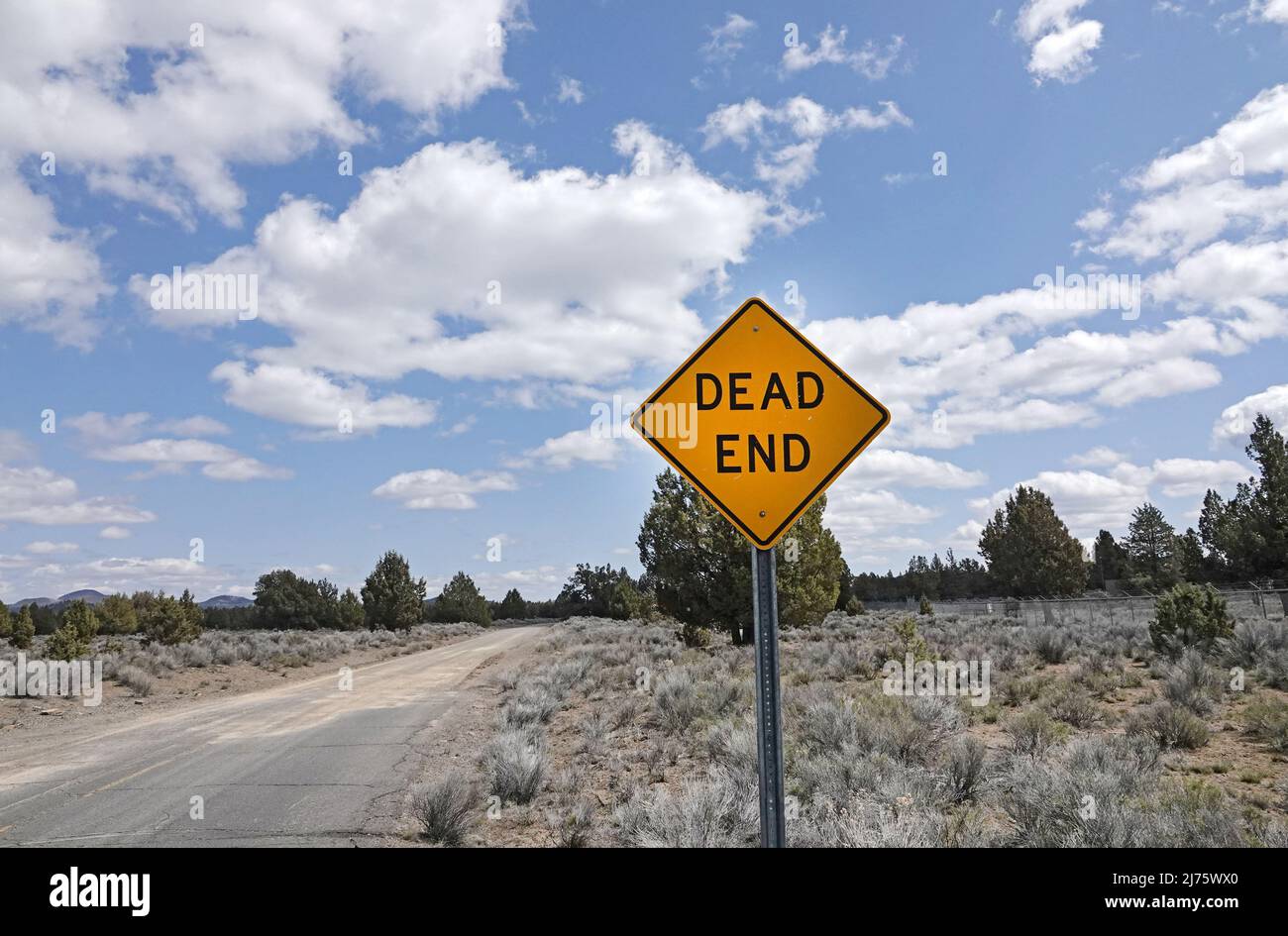 Un panneau de signalisation de fin morte sur une route de gravier de campagne dans l'Outback de l'Oregon près de fort Rock, Oregon. Banque D'Images