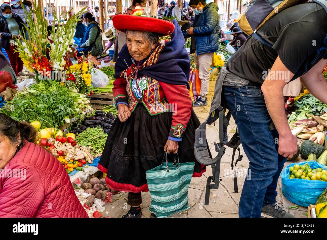 Senior Indigenous Quechua Women Shopping pour les fruits et légumes au célèbre marché du dimanche dans le village de Chinchero, région de Cusco, Pérou. Banque D'Images