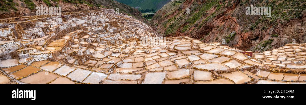 Une image panoramique des Salineras de Maras (Maras Salt pans) région de Cusco, Pérou. Banque D'Images