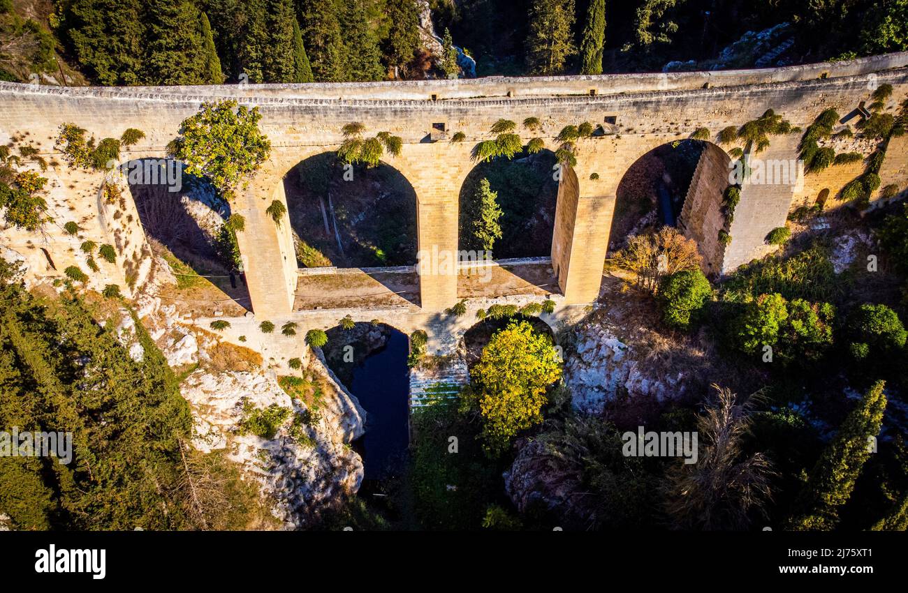 Vue aérienne sur le pont de Gravina à Puglia en Italie, l'ancien aqueduc d'en haut, Banque D'Images