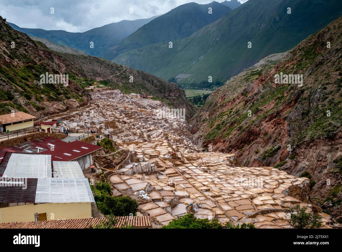 Les Salineras de Maras (Maras Salt pans) région de Cusco, Pérou. Banque D'Images