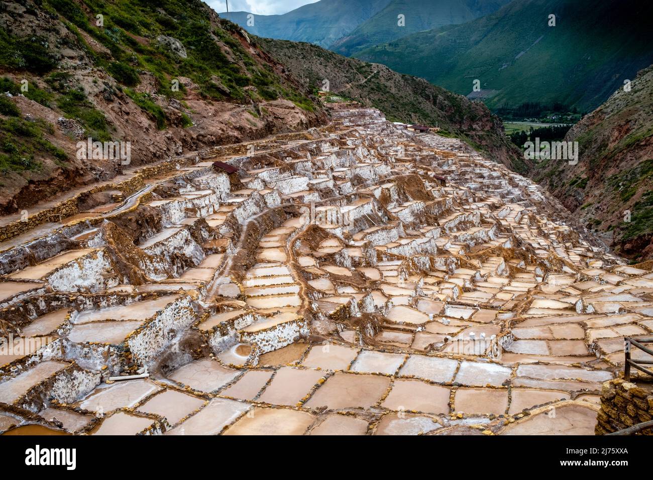 Les Salineras de Maras (Maras Salt pans) région de Cusco, Pérou. Banque D'Images
