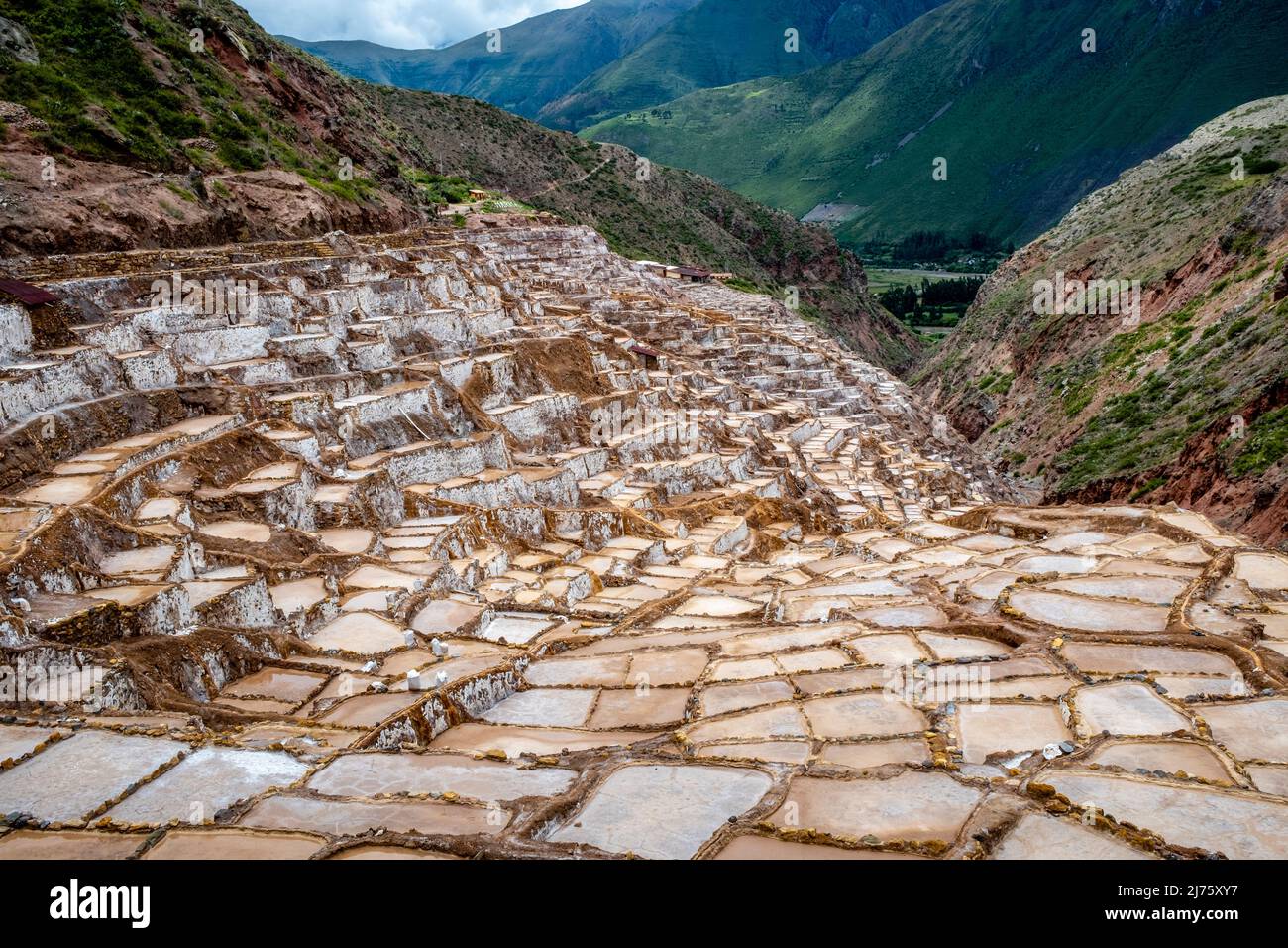 Les Salineras de Maras (Maras Salt pans) région de Cusco, Pérou. Banque D'Images