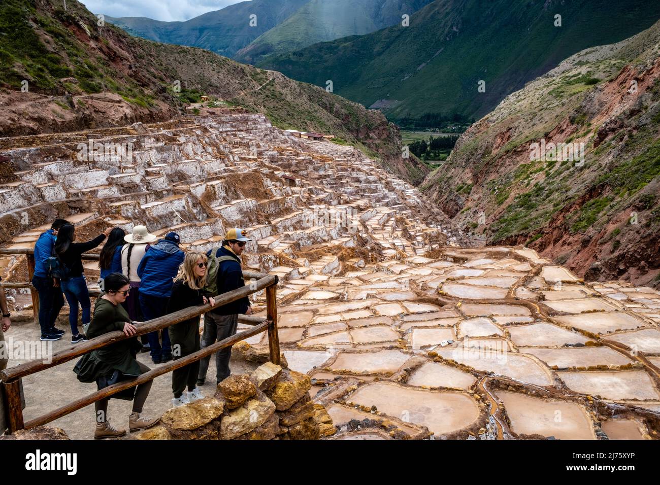 Les Salineras de Maras (Maras Salt pans) région de Cusco, Pérou. Banque D'Images
