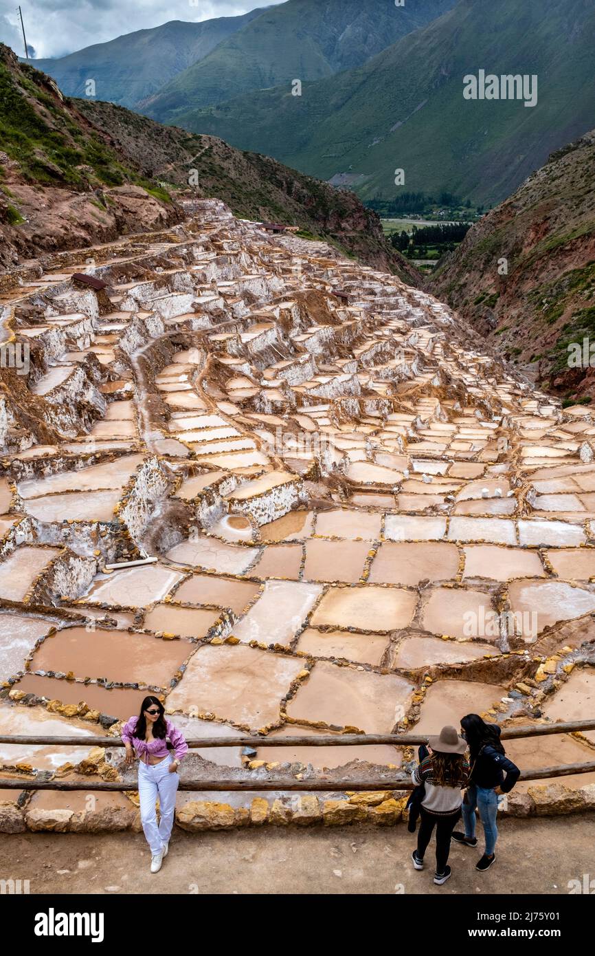Les Salineras de Maras (Maras Salt pans) région de Cusco, Pérou. Banque D'Images